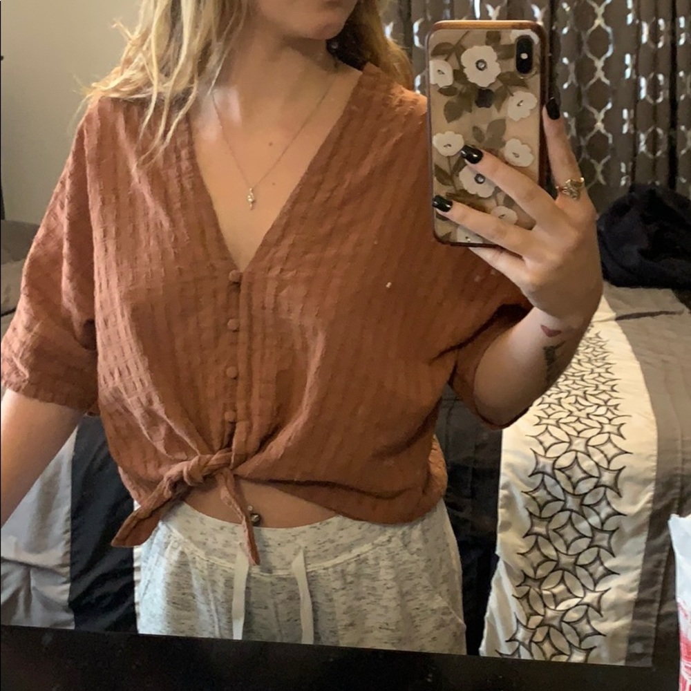 Super cute casual shirt, ties in the front!